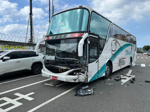 基隆65歲婦逆向撞遊覽車 日籍遊客輕傷返郵輪就醫