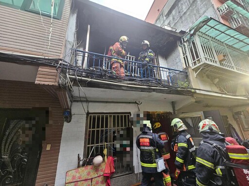 影/新北爆噩耗!民宅大火「燒焦7旬翁」 4貓1狗慘遭嗆死