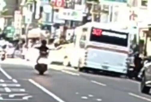 影/奪命另一視角!中和307路公車暴衝撞機車 妻死夫獨活
