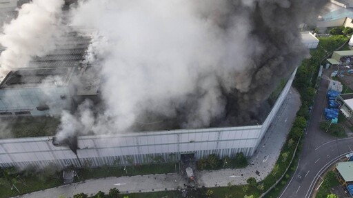 影/特斯拉電池工廠「蓋鐵棺」大火 空污6公里!高市發警報