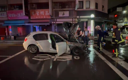 BMW等紅燈突冒煙！母女倉皇逃「愛車變火球」 驚悚畫面曝