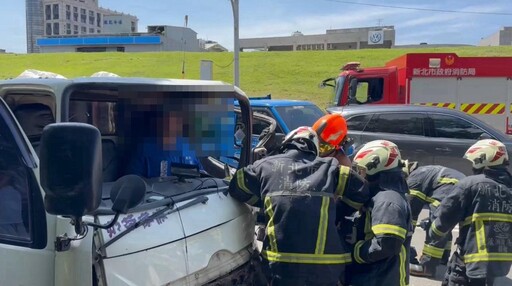 新莊越堤道連環車禍 4車追撞1人受困