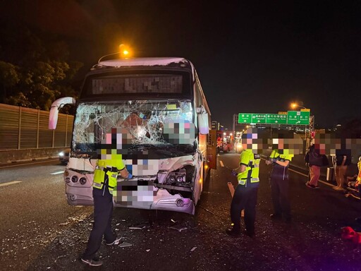 國一新竹段4車連環撞 國光客運車頭裂開慘變形