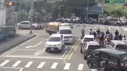 中和驚悚車禍！68歲婦開車猛撞煞不住 女騎士被拖行慘死