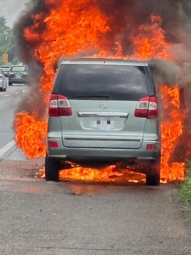 驚悚火燒車！高雄國道廂型車遭火舌吞噬 81歲駕駛及時逃出