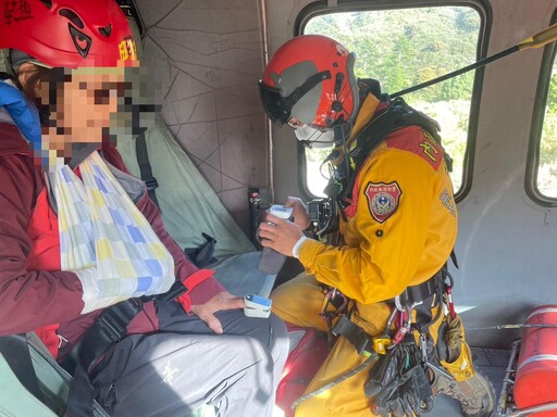 女登山客爬南湖大山跌倒受傷 黑鷹直升機協助送醫