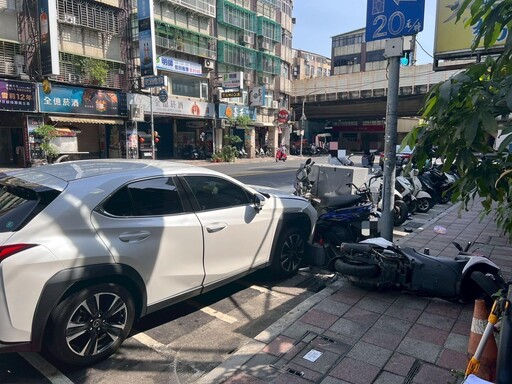 影/慘！新北三重「休旅車猛撞變電箱」釀停電、2人緊急送醫