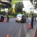 影/北市信義區轎車拒檢衝撞！47歲男遭轟2槍擦傷落網