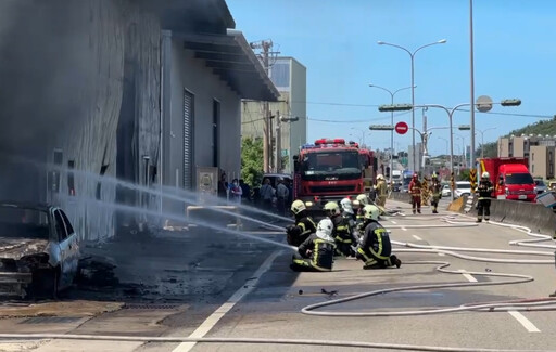 新竹汽修廠爆嚴重火災!「全面燃燒」黑煙竄天 爆炸聲不斷