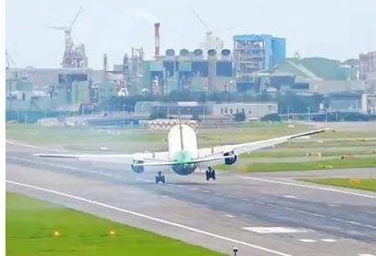 影/颱風薇帕外圍環流肆虐!知名航空公司「班機晃爆驚險重飛」