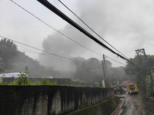 泰山明志路二段鐵皮倉庫起火 「濃煙竄天」幸無傷亡