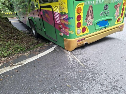 影/出遊變驚魂!竹崎遊覽車過彎失敗「車尾卡住」 33乘客嚇壞