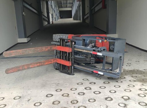 路竹泵浦廠堆高機「下坡急煞」翻車 45歲駕駛頭部受傷