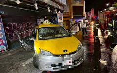 影/悲痛！新北爆1死3傷噩耗「計程車撞斷號誌桿衝進騎樓」