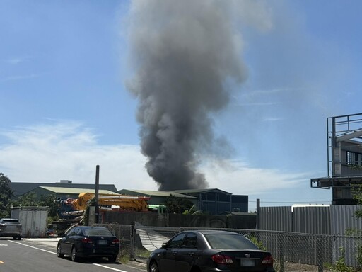 影/台南貨櫃屋起火!逾30顆電動車電池燃燒 幸無人傷亡