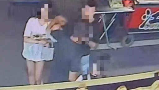 影/南雅夜市2男爆肢體衝突 刺青男挑釁反遭擊倒
