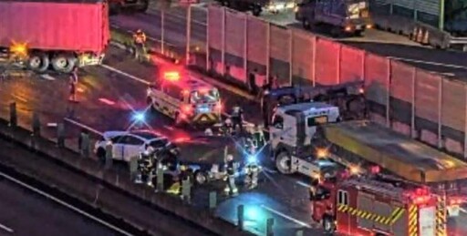 悚!國1爆慘劇「4大小車追撞擠壓」 2人緊急送醫