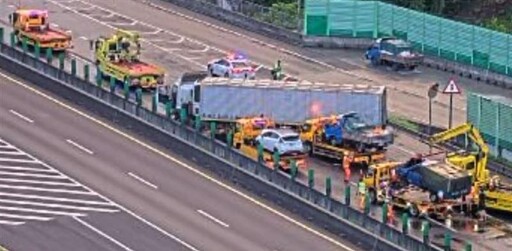 悚!國1爆慘劇「4大小車追撞擠壓」 2人緊急送醫