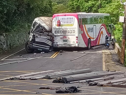 影/1秒後天人永隔!聯結車撞國光客運 科技男畫面曝