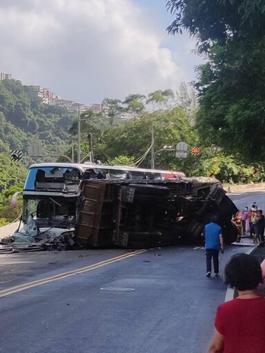 影/1秒後天人永隔!聯結車撞國光客運 科技男畫面曝