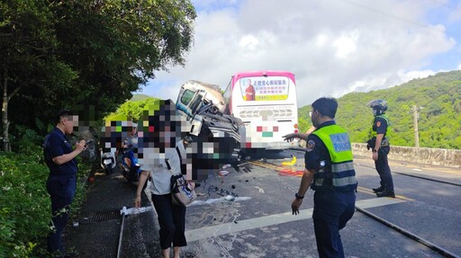 影/1秒後天人永隔!聯結車撞國光客運 科技男畫面曝