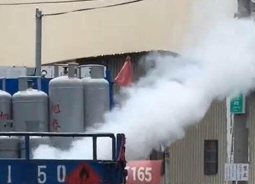 影/嘶嘶!彰化貨車瓦斯桶倒下狂噴白煙 路人嚇壞急躲