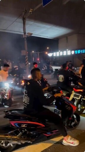 影/新豐休息站慘變「新竹89猴園」!百人改裝飆車亂飆