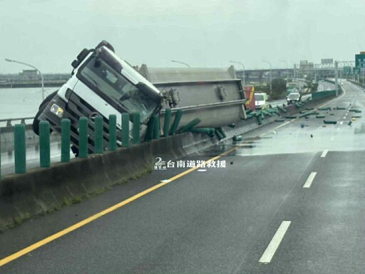 影/全線封閉中!台61線油罐車撞分隔島「化學物質外洩」
