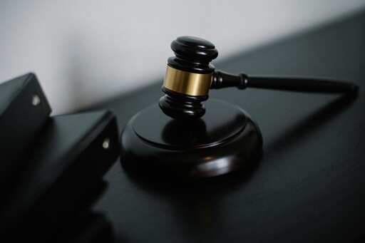 新竹男酒駕自撞又怒踹警車 毀損公物遭判刑4月