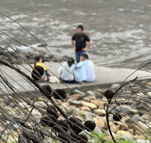 兒子你快回來！竹南風跡沙灘少年遭浪捲走一夜 母趴地痛哭