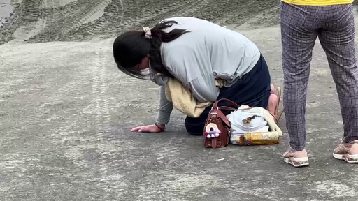 兒子你快回來！竹南風跡沙灘少年遭浪捲走一夜 母趴地痛哭