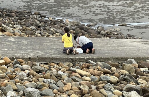 兒子你快回來！竹南風跡沙灘少年遭浪捲走一夜 母趴地痛哭