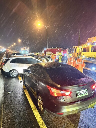 救不回來!國1銅鑼段「9車追撞」孩童夾困、1女慘死