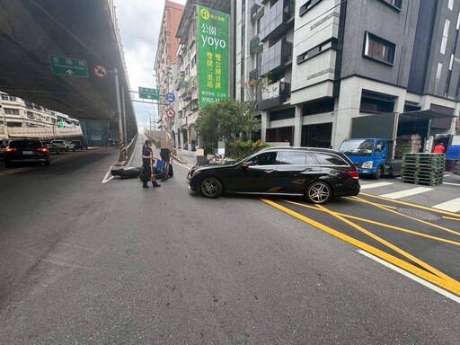 影/扯!新北74歲賓士翁撞人 出事後「外傭推輪椅扶下車」