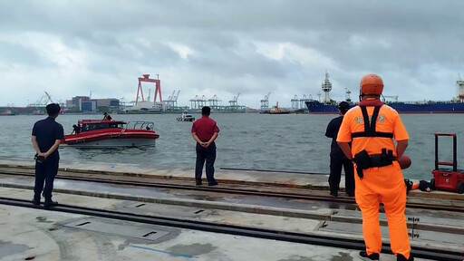 影/海嘯阻救援!高雄港「落海休旅車」暫緩吊起