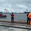 影/海嘯阻救援！高雄港「落海休旅車」暫緩吊起