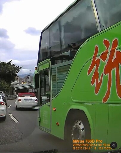影/艱苦了！北市水源環快「統聯跟勞斯萊斯出車禍」