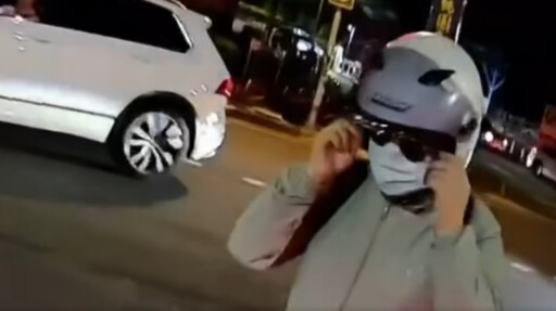 桃園男晚上「戴墨鏡騎車」撞倒阿伯 奇葩畫面網看傻眼
