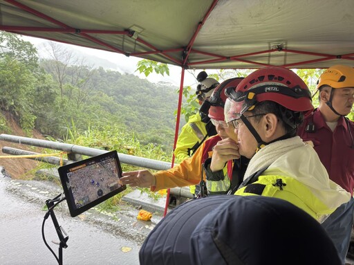 影/疑第3人遺骸?五口墜谷挖出「髖關節殘骸」車嵌土中