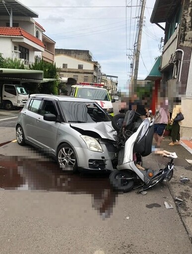 影/苗栗嚴重車禍2人噴飛掛彩 機車驚悚「倒掛轎車頭」