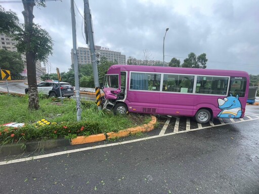 高雄義大客運自撞電線桿「車頭全毀凹陷」 驚悚直擊