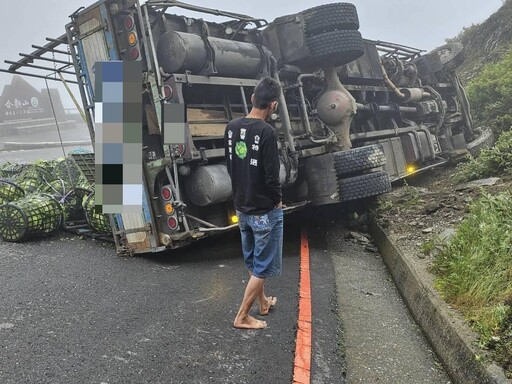 影/疑煞車失靈!貨車武嶺「開上山壁」翻覆 高麗菜灑滿路