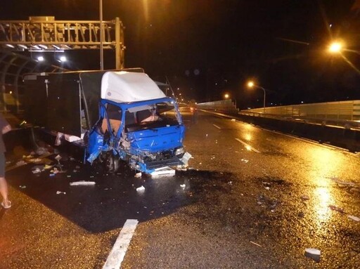影/台74線嚴重事故!小貨車「車頭全毀」碎裂現場直擊