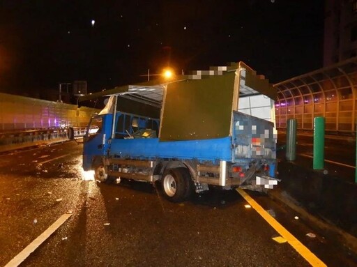 影/台74線嚴重事故!小貨車「車頭全毀」碎裂現場直擊