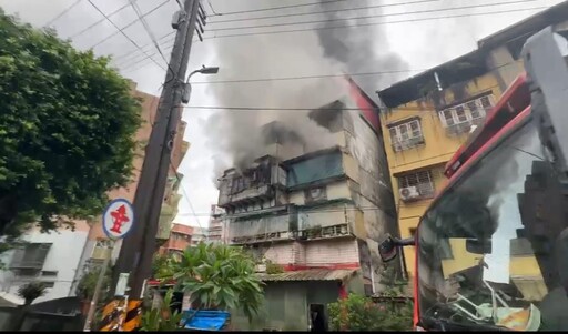 影/基隆民宅大火濃煙竄天 「全面燃燒」住戶受困死亡