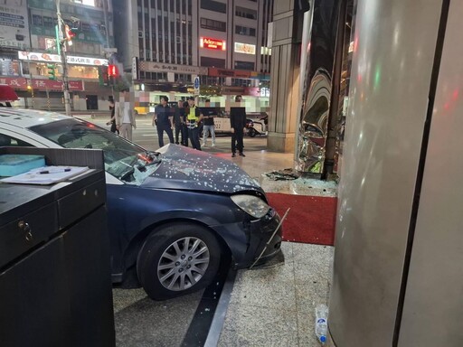 影/北市東區著名大樓「遭警車衝撞」釀2傷!分局:煞車失靈