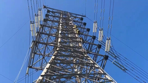 影/桃園移工慘死20層樓高壓電線上 勇消冒險「勾遺體」