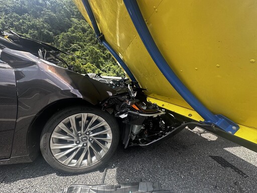 影/國5嚴重事故！LEXUS追尾緩撞車「上半部快削光」