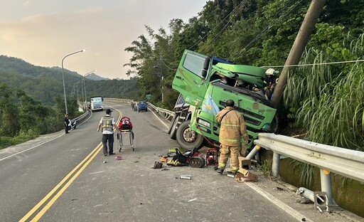 影/砂石車載消波塊支援那馬夏修路 下山自撞駕駛搶救不治