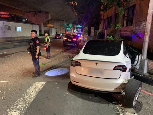 高雄凌晨出現違規仔！ 駕車闖燈「差點出大事」釀6傷